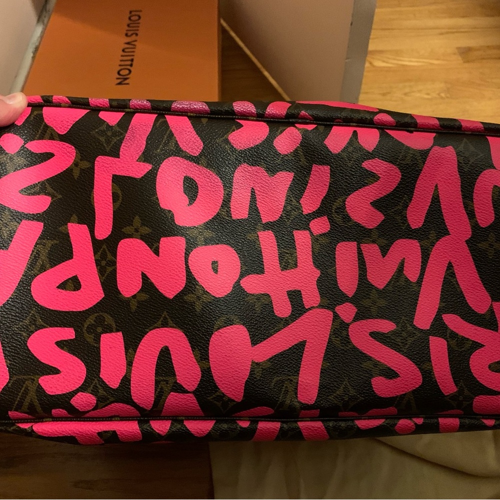 LOUIS VUITTON
Limited Edition Fuchsia Stephen Sprouse Graffiti Neverfull GM Bag - Picture 8 of 16